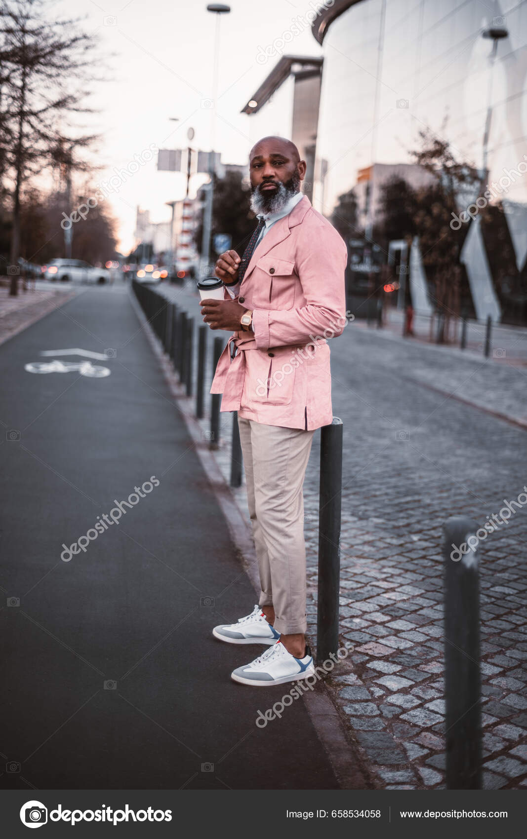 Um homem sério e bonito com cabelo encaracolado e camisa xadrez