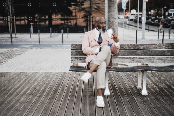 Vertical Shot Well Dressed Bald Black Man Seated Wooden Bench — Stock Photo, Image