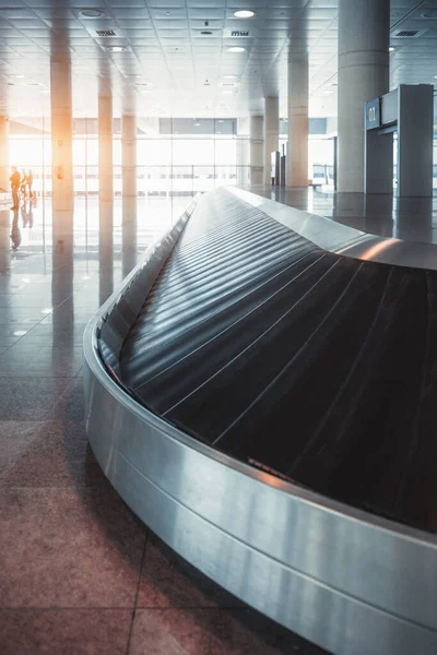 Lotnisku Barcelonie Pionowe Ujęcie Pokazuje Pusty Obszar Masywnego Przenośnika Bagażu — Zdjęcie stockowe