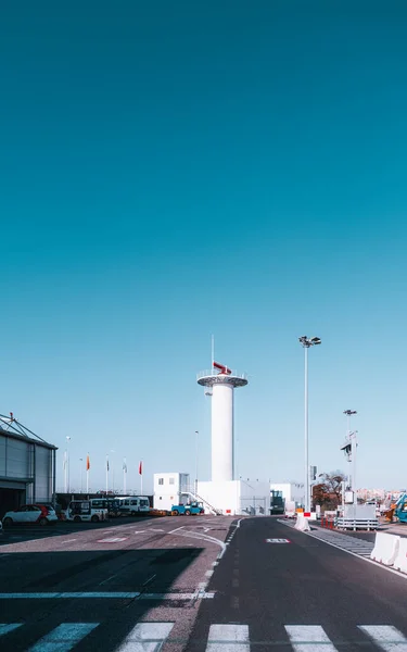 Plano Vertical Zona Aeroportuaria Lisboa Una Torre Control Blanca Fondo — Foto de Stock
