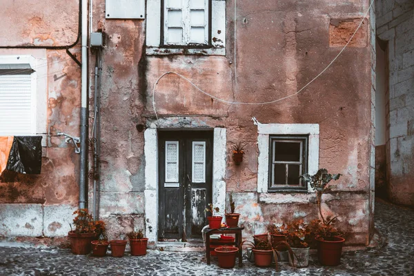 Lisboa Uma Casa Desgastada Com Paredes Rachadas Tinta Para Descascar — Fotografia de Stock