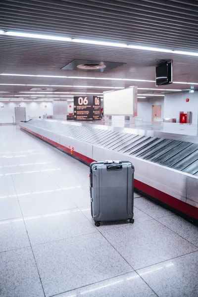 Lisbon Airport Vertical Shot Selective Focus Single Bag Luggage Claim — Stock Photo, Image