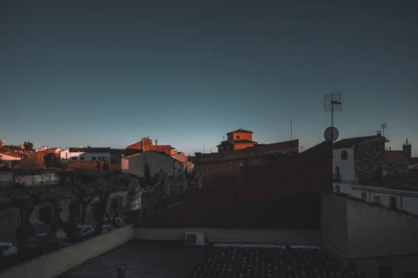 Caldes Montbui Španělsko Low Key Shot Siluety Sousedních Střech Pozadí — Stock fotografie