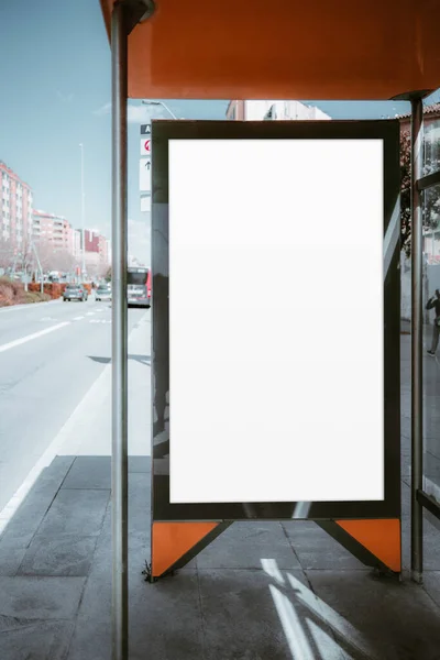 Barcelona Ett Vertikalt Skott Fånga Solbelyst Busshållplats Med Ren Vit — Stockfoto