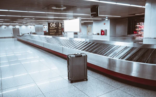 Аэропорт Лисбона Выборочная Концентрация Внимания Одной Сумке Зоне Выдачи Багажа Лицензионные Стоковые Фото