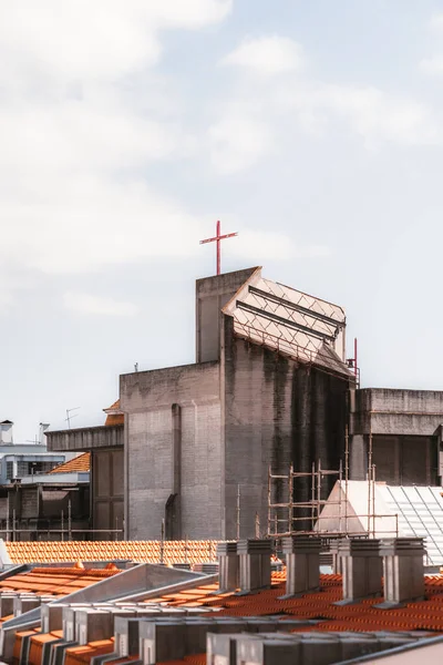 Pionowy Widok Dach Parafii Kościoła Rzymskokatolickiego Sagrado Coracao Jesus Należącego — Zdjęcie stockowe