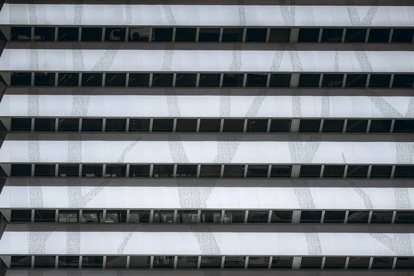 Pencereleri Eğimli Modern Bir Işletmenin Yatay Telefoto Görüntüsü Kontrastlı Gölgeli — Stok fotoğraf