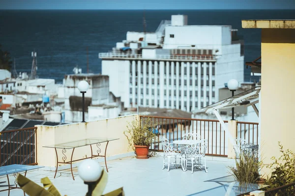 Bir Otelin Terasındaki Metal Cam Tablolara Odaklanarak Okyanus Diğer Evlerle Telifsiz Stok Fotoğraflar