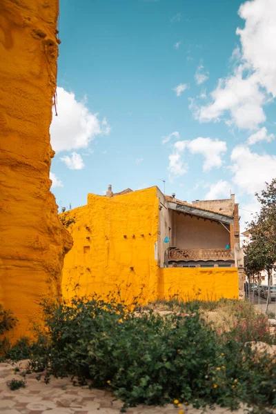 西班牙卡尔德斯蒙特布瓦的一座未完工或部分被毁建筑的垂直截图 部分涂上醒目的黄色油漆 可作为防止退化的保护措施 — 图库照片