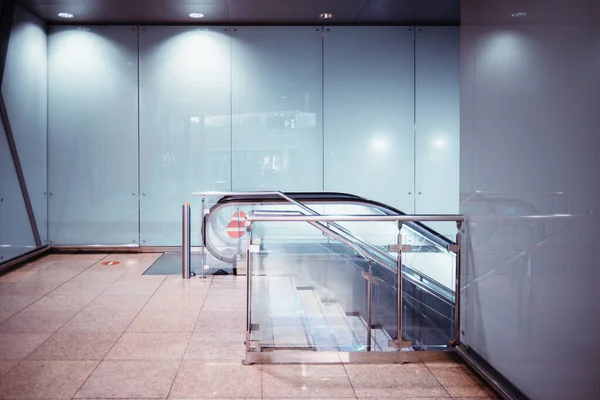 Вид Современный Стеклянный Хромированный Эскалатор Лестницу Современном Терминале Аэропорта Торговый Стоковое Изображение