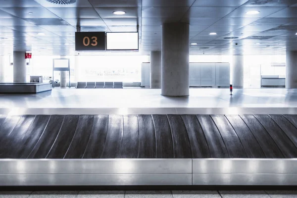 Çağdaş Bir Havaalanı Terminalinde Boş Bir Taşıma Bandı Ile Modern Telifsiz Stok Fotoğraflar