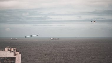 Rio de Janeiro, Brezilya - 15 Ekim 2023: HAMAS ile çatışmaların ortasında İsrail 'in destek bayrağını taşıyan bir uçakla Rio Denizi