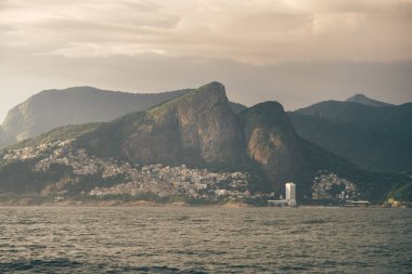 Rio de Janeiro 'nun Vidigal ve Leblon mahallelerinin panoramik manzarası, zengin dağlara ve denize karşı kentsel konutların ve kenar mahallelerin zıt manzaralarını gözler önüne seriyor.
