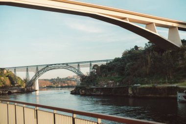Porto, Portekiz 'deki iki ikonik köprünün manzarası: modern Ponte do Infante ve tarihi Ponte Dona Maria Pia yemyeşil Douro Nehri boyunca uzanan