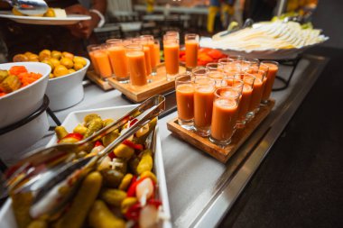 Çeşitli mezeler turşulu sebzeler, cam bardakta gazpacho shot 'ları ve tepside dilimlenmiş peynir. Etkinlikler ya da otel hizmetleri için taze, canlı yemek servisi