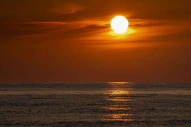 Letonya 'nın kuzeyindeki Akdeniz' de gün doğumu.