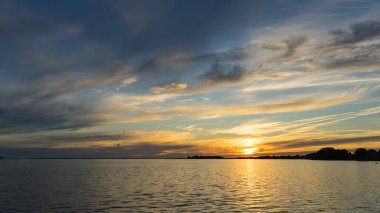 Lachine Lighthouse, Montreal, Quebec 'ten gün batımı manzarası büyüleyici bir deneyimdir. Güneşin parlak renkleri St. Lawrence Nehri 'ni yansıtırken, tarihi deniz feneri biraz nostalji katıyor..