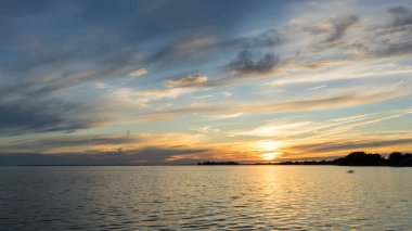Lachine Lighthouse, Montreal, Quebec 'ten gün batımı manzarası büyüleyici bir deneyimdir. Güneşin parlak renkleri St. Lawrence Nehri 'ni yansıtırken, tarihi deniz feneri biraz nostalji katıyor..