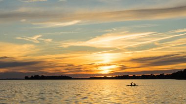 Lachine Lighthouse, Montreal, Quebec 'ten gün batımı manzarası büyüleyici bir deneyimdir. Güneşin parlak renkleri St. Lawrence Nehri 'ni yansıtırken, tarihi deniz feneri biraz nostalji katıyor..