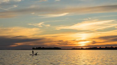 Lachine Lighthouse, Montreal, Quebec 'ten gün batımı manzarası büyüleyici bir deneyimdir. Güneşin parlak renkleri St. Lawrence Nehri 'ni yansıtırken, tarihi deniz feneri biraz nostalji katıyor..