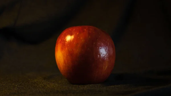 活力的本质 一个清新的苹果 它是健康和健康的象征 背景是灰黑色的 能吸引你品味大自然的美好 — 图库照片
