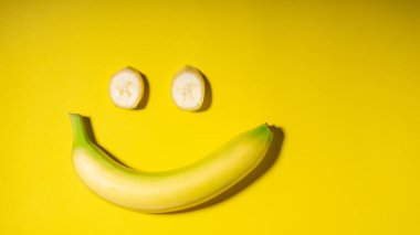 Yüzüne bir gülücük getirmek için hazırlanmış sarı bir muz..