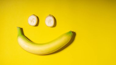 Yüzüne bir gülücük getirmek için hazırlanmış sarı bir muz..