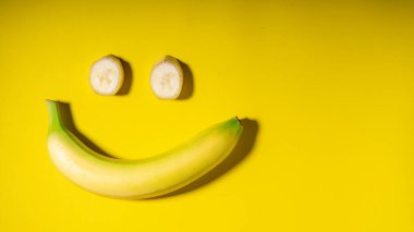 Yüzüne bir gülücük getirmek için hazırlanmış sarı bir muz..