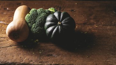 Kırsal ahşap arka planda organik sebzeler. Sağlıklı gıda konsepti.