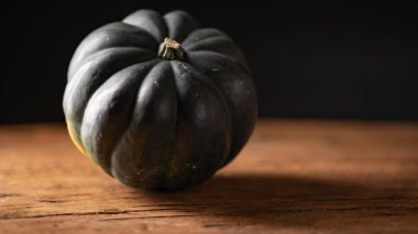 Kırsal ahşap arka planda organik sebzeler. Sağlıklı gıda konsepti.