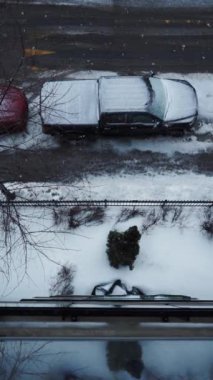 Montreal 'in büyüleyici kış güzelliğini kar taneleri battaniyesi gibi hissedin. Bu canlı Kanada şehrinde kışın özünü yakalıyorum..
