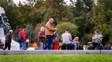 Montreal, QC, Kanada - Kasım 29, 2019: Parktaki insanlar.