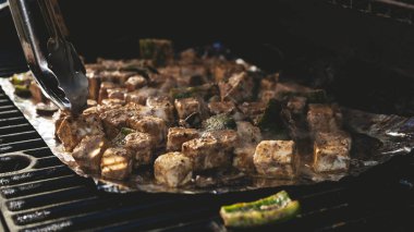 Kanada, Ontario 'daki Golden Lake' de bir göl evinin arka bahçesindeki ızgarada Paneer pişiriyorum.