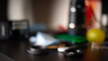 Modern malzemeler ve ofis malzemeleriyle odaklı olmayan modern işyeri manzarasını kapat