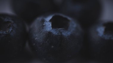 Koyu arkaplanda taze yaban mersini yakın çekim