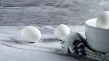Beyaz arkaplanda yumurtalar