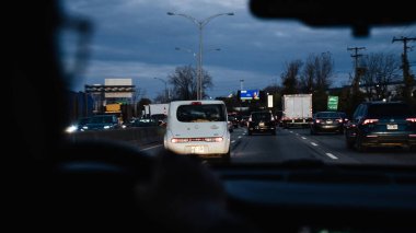 Sabahın erken saatlerinde Montreal 'de, otoyolda trafik sıkışıklığına yol açan arabalar var..