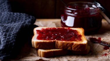 Karışık meyve reçelli kızarmış ekmek..