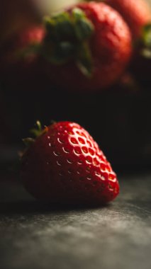 Tahta masadaki çilekler.