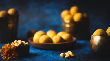 Hintli tatlı besan ladoo kasesinde