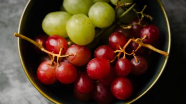 Koyu arkaplanda taze kırmızı üzümler