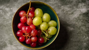 Koyu arkaplanda olgun üzümler. kopyalama alanı. Sağlıklı yemek. Üst Manzara. Metnin için boş yer.