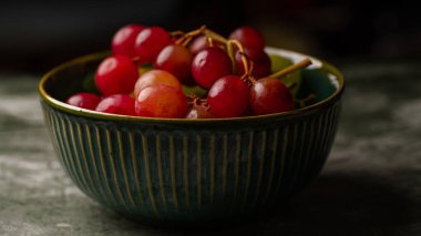 Tahta bir masada taze kirazlar