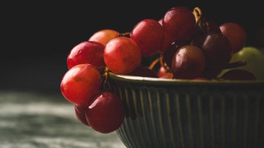 Beyaz kasede taze kırmızı üzüm.