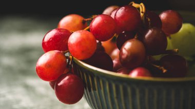 kırmızı üzüm ve üzüm.