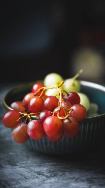 Siyah bir masada taze kırmızı kiraz.