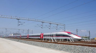 Bandung, Batı Java - 22 Haziran 2023: Bandung 'daki Tegalluar depo istasyonunda Elektronik Çoklu Birim (EMU) treni görüldü.