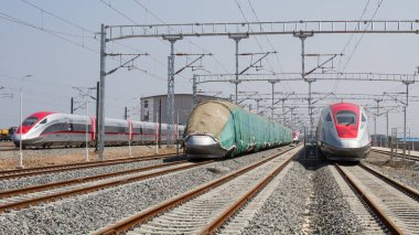 Bandung, Batı Java - 22 Haziran 2023: Bandung 'daki Tegalluar depo istasyonunda Elektronik Çoklu Birim (EMU) treni görüldü.