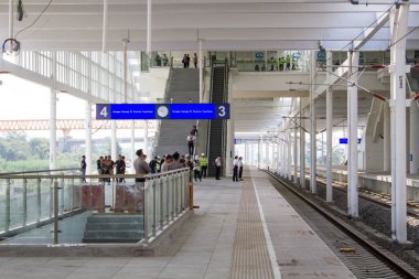 Bandung, Batı Java - 22 Haziran 2023: Tegalluar istasyonundaki yüksek hızlı tren istasyonunun genel görünümü.