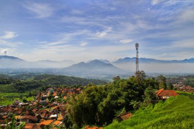 Sumedang, Batı Java, Endonezya 'da mavi gökyüzü olan dağ manzarası